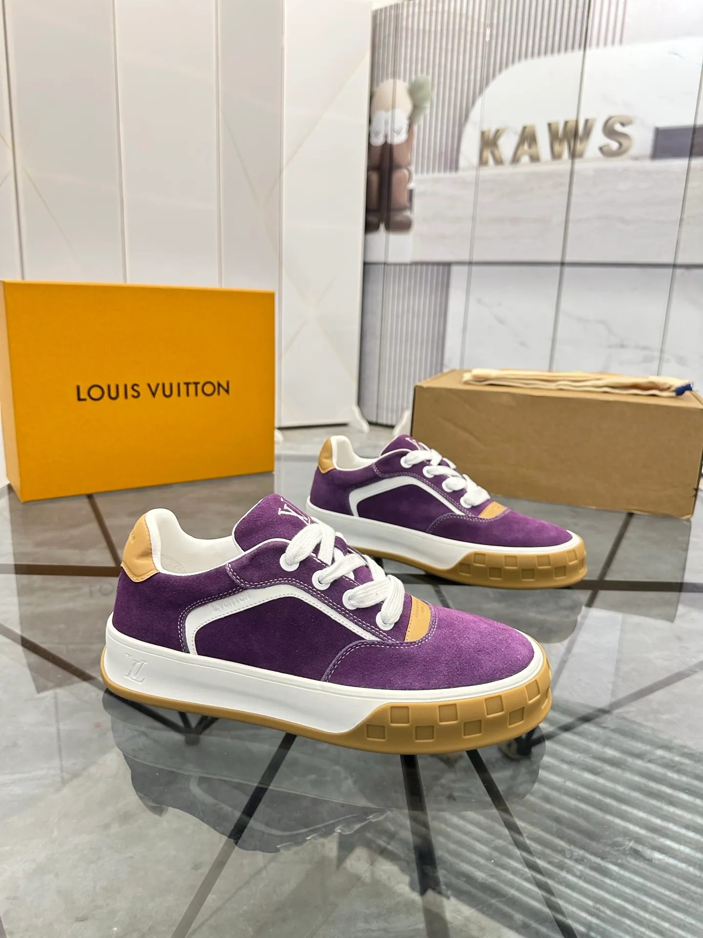 Men's shoes for sale 💰: 💰P660¥ Top quality Comes with airplane case Product trademark: LV* "Louis Vuitton*" low-top casual shoes Regular size: 35-44 (can be customized to 45) Couple style Product materials: imported nubuck leather upper, sheepskin lining, original outsole. Number: 819